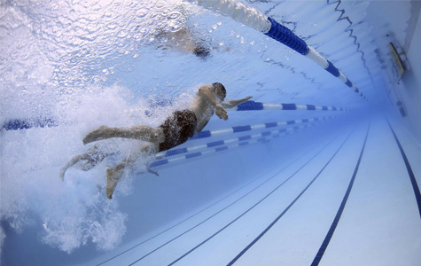 A picture of a man swimming in a swimming pool.